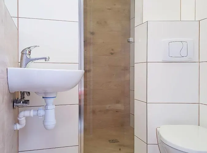 Ośrodek Kolonijno - Wypoczynkowy Ania Kompleks wypoczynkowy *