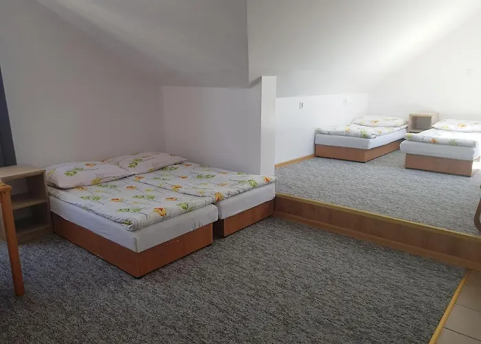 Ośrodek Kolonijno - Wypoczynkowy Ania Kompleks wypoczynkowy *